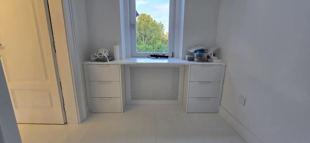 Beépített bútorok ablak alá és fiókos ágy – 3. fotó